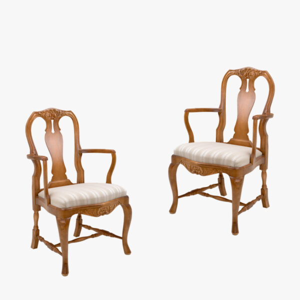 Talonpoikaisrokokoo nojatuolit 2 kappaletta, värikokeilu (lähinnä antiikki-väriä), verhoiluna vaaleasävyinen Canastera-kangas.