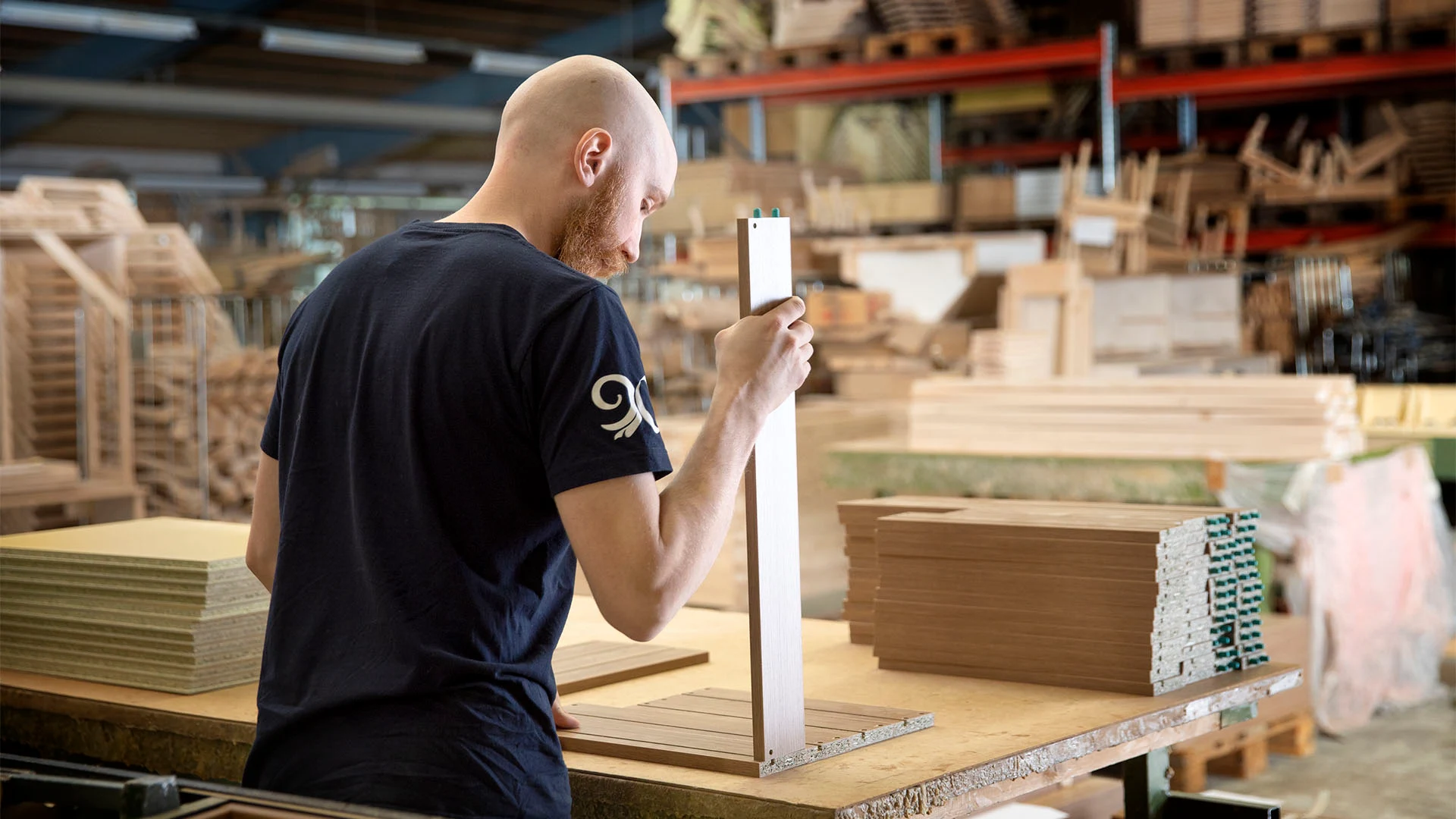 Töihin huonekalutehtaalle?