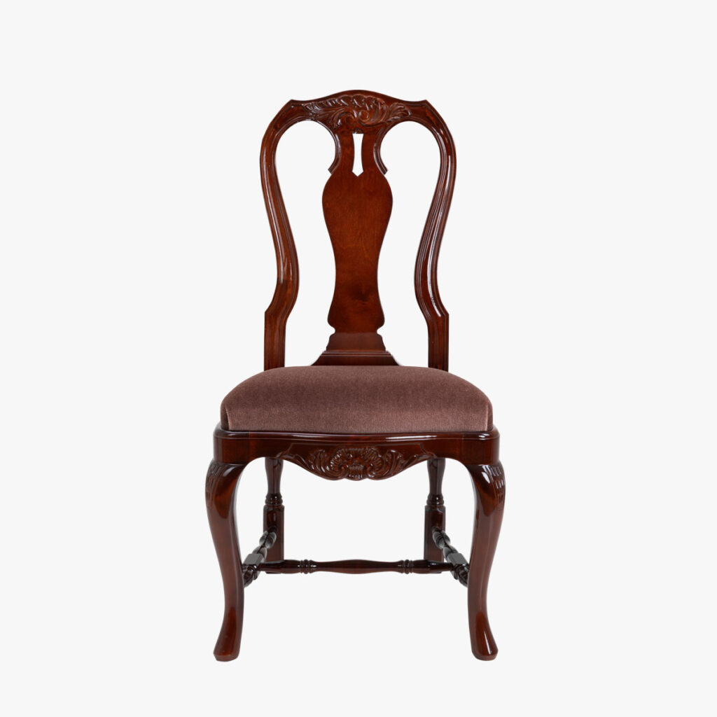 Talonpoikaisrokokoo tuoli (kiiltäväpintainen erikoistuote), värissä Hepplewhite ja verhoiluna on mohair luumu.