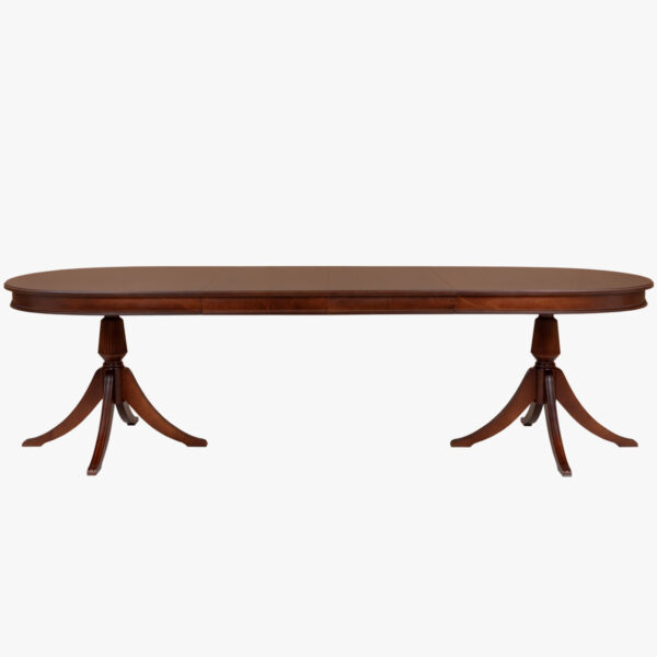 Hepplewhite-ruokapöytä, ovaali, hepplewhite-väri. Pöytää on jatkettu maksimipituuteen kahdella jatkopalalla, jolloin sen ympärille mahtuu 8-10 tuolia.