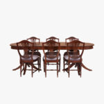 Hepplewhite-ruokapöytä, ovaali, hepplewhite-väri. Pöytää on jatkettu yhdellä jatkopalalla, jolloin sen ympärille mahtuu 6-8 tuolia.