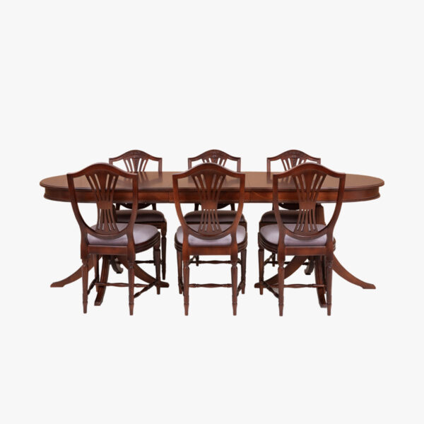 Hepplewhite-ruokapöytä, ovaali, hepplewhite-väri. Pöytää on jatkettu yhdellä jatkopalalla, jolloin sen ympärille mahtuu 6-8 tuolia.