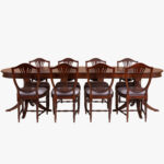 Hepplewhite-ruokapöytä, ovaali, hepplewhite-väri. Pöytää on jatkettu maksimipituuteen kahdella jatkopalalla, jolloin sen ympärille mahtuu 8-10 tuolia.